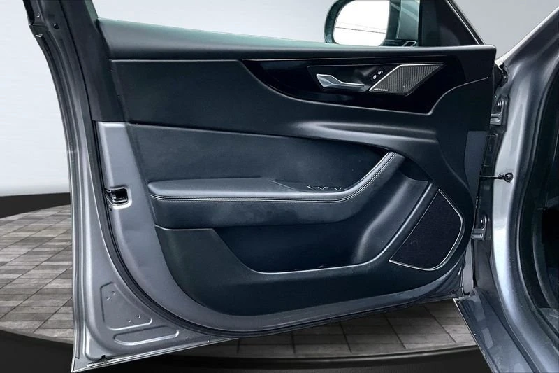 2020 Jaguar XE - Image 9 of 20