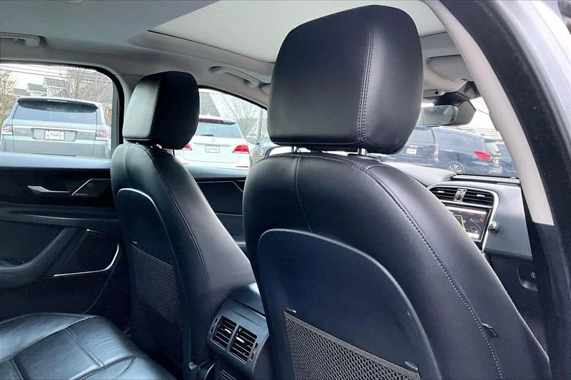 2020 Jaguar XE - Image 15 of 20