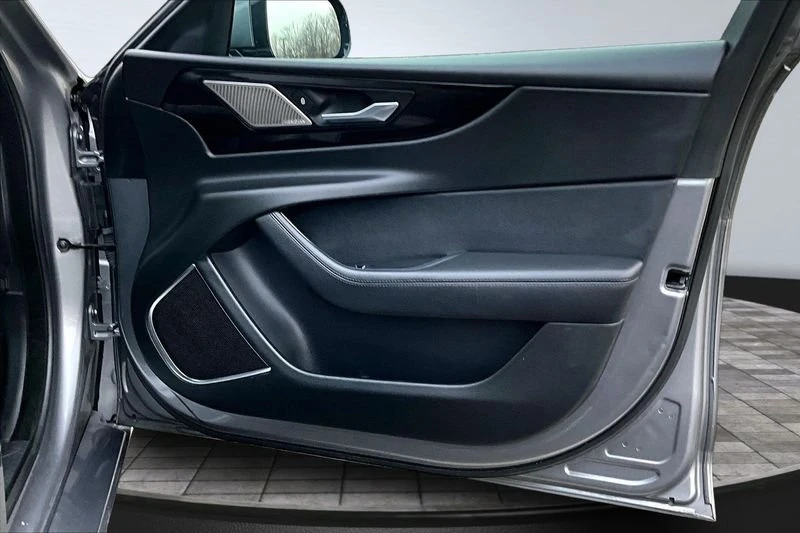 2020 Jaguar XE - Image 16 of 20