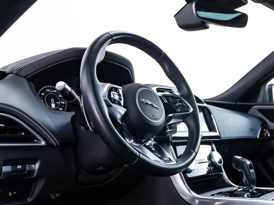2020 Jaguar XE - Image 9 of 19