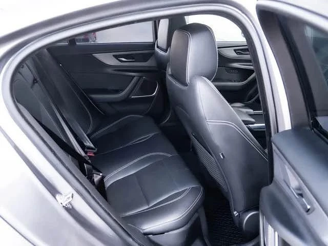 2020 Jaguar XE - Image 19 of 19