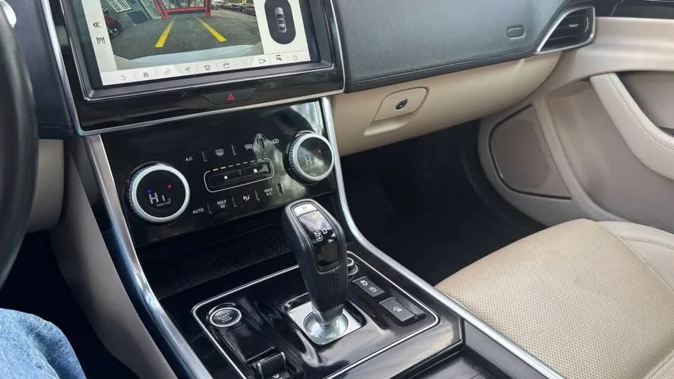 2020 Jaguar XE - Image 14 of 20
