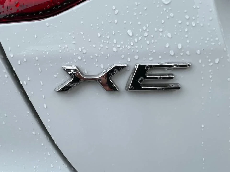 2020 Jaguar XE - Image 9 of 20