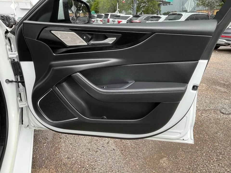 2020 Jaguar XE - Image 15 of 20