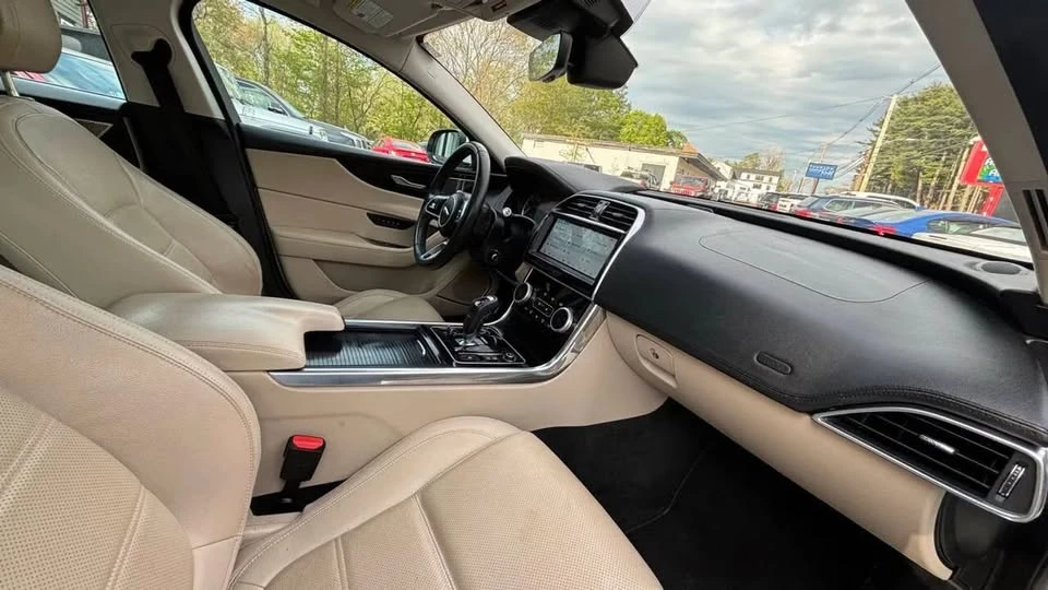 2020 Jaguar XE - Image 18 of 20