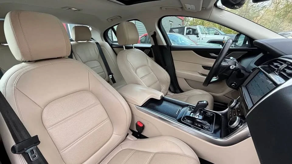 2020 Jaguar XE - Image 17 of 20