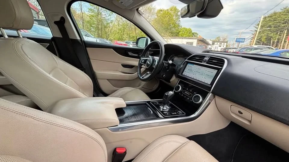 2020 Jaguar XE - Image 16 of 20