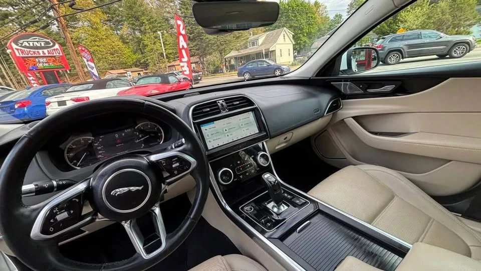 2020 Jaguar XE - Image 10 of 20