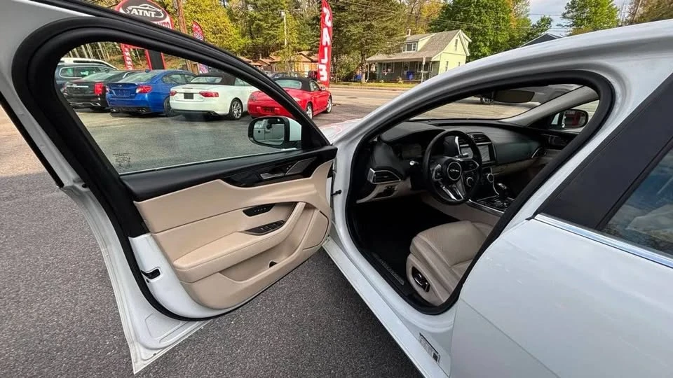 2020 Jaguar XE - Image 15 of 20