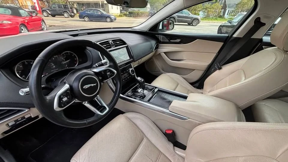 2020 Jaguar XE - Image 9 of 20