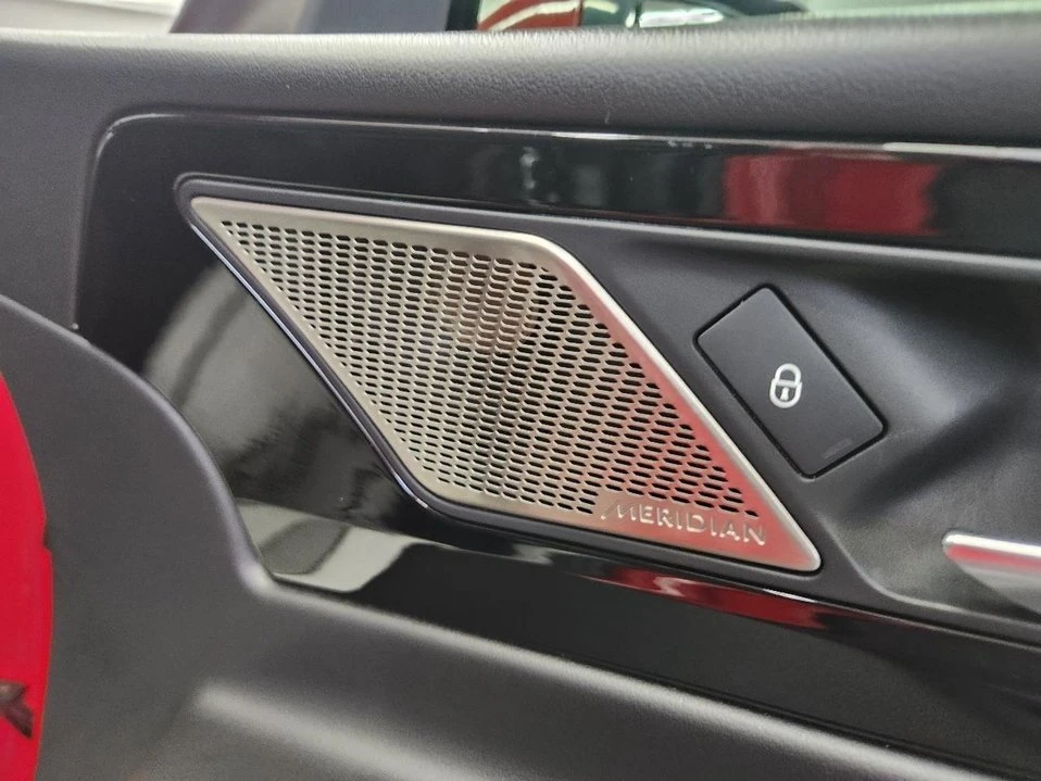 2020 Jaguar XE - Image 12 of 20