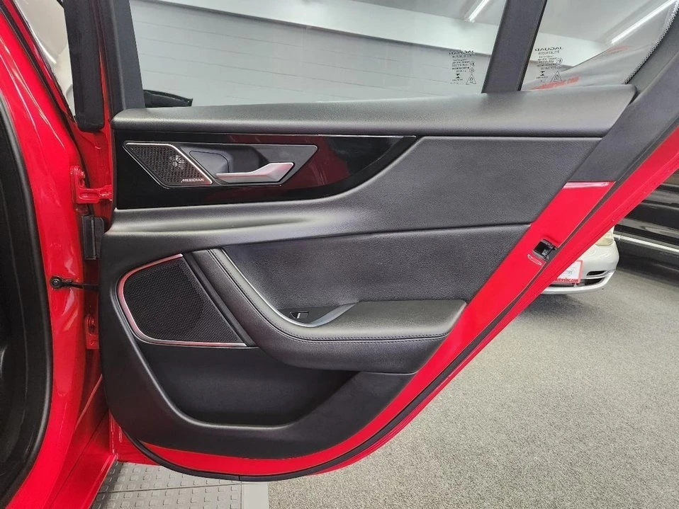 2020 Jaguar XE - Image 14 of 20