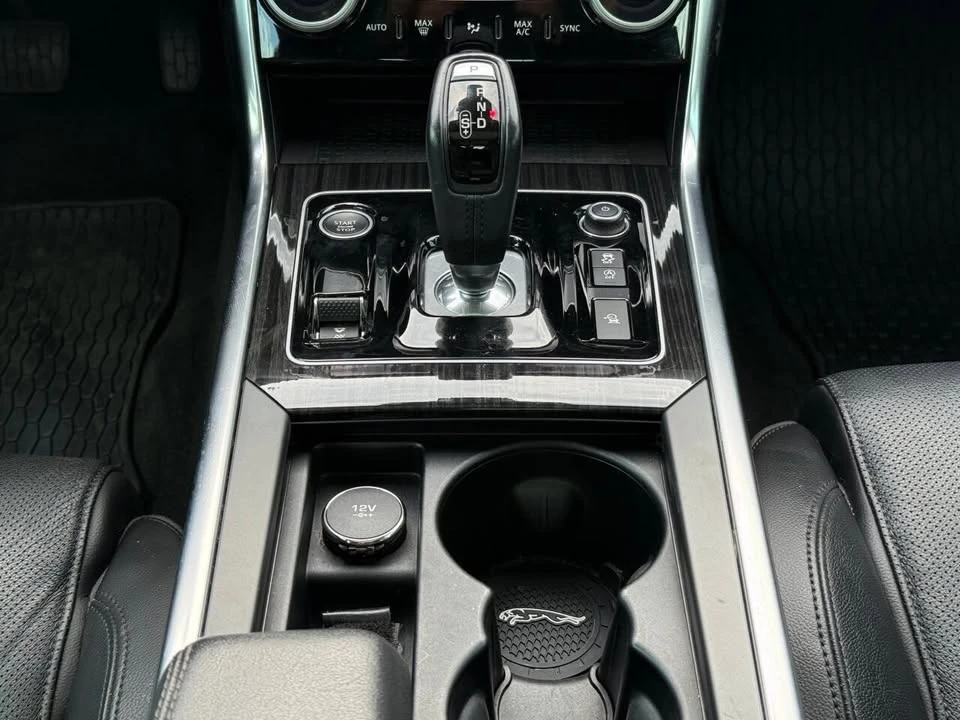 2020 Jaguar XE - Image 18 of 20