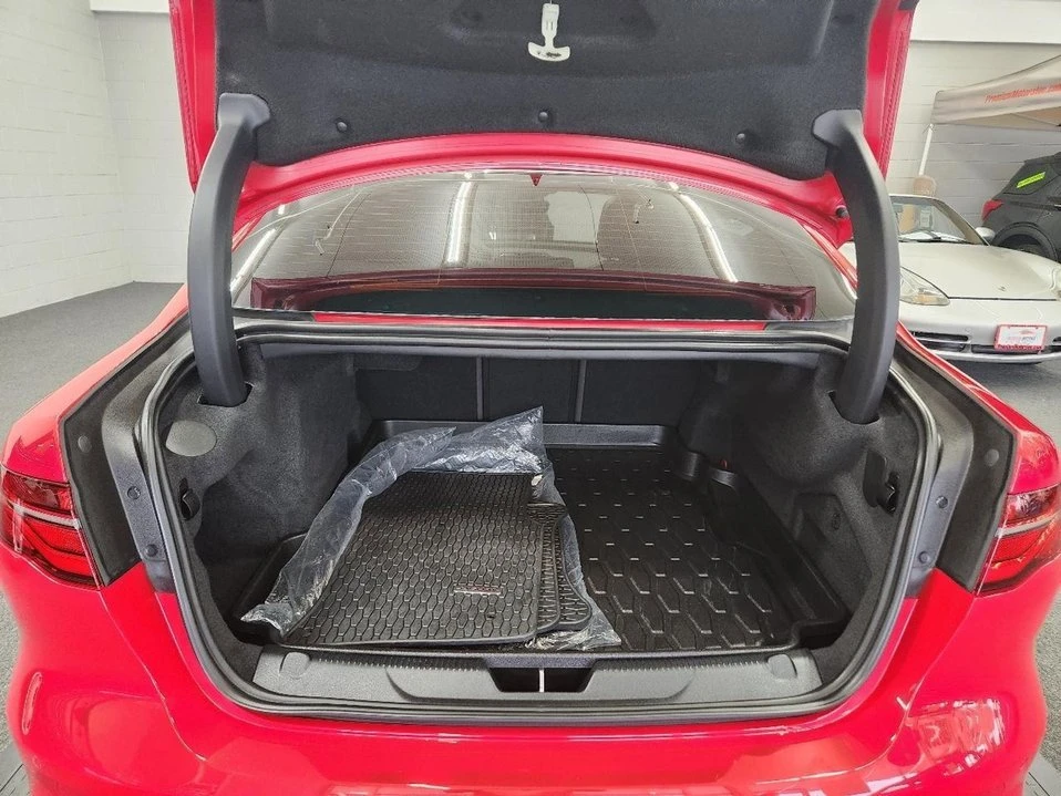 2020 Jaguar XE - Image 18 of 20