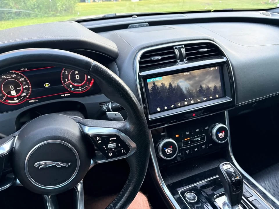 2020 Jaguar XE - Image 4 of 5