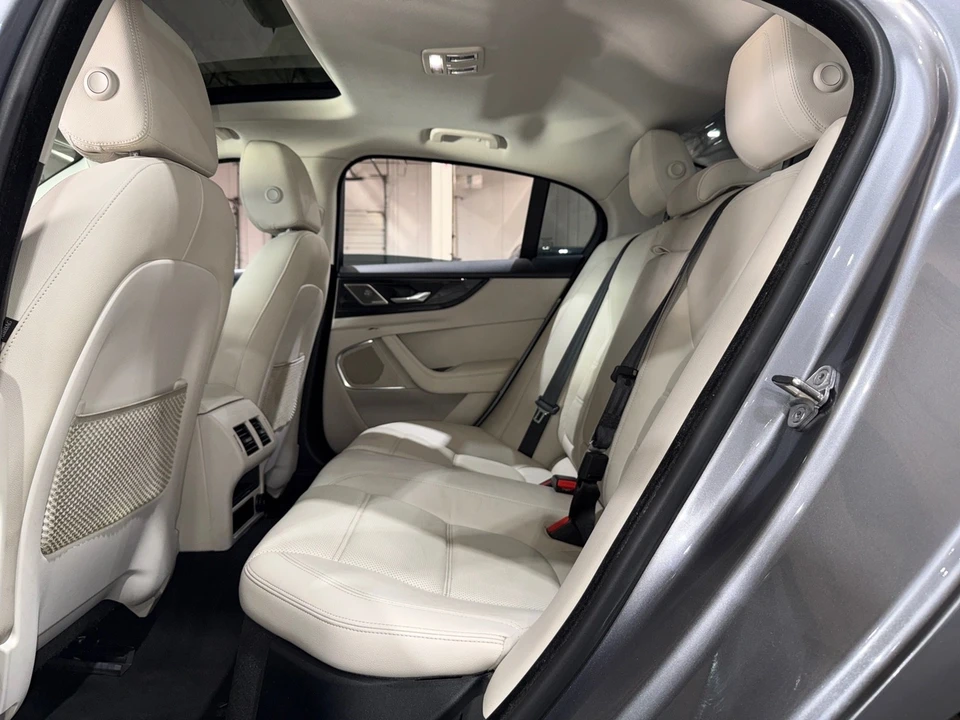 2020 Jaguar XE - Image 11 of 12