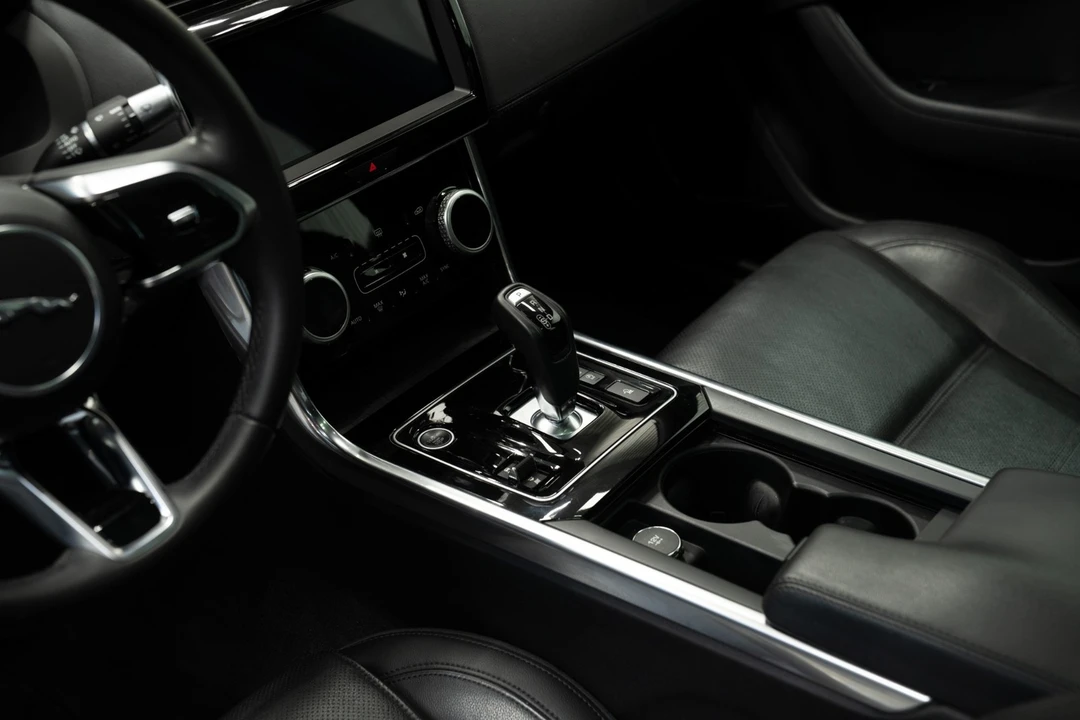 2020 Jaguar XE - Image 18 of 21