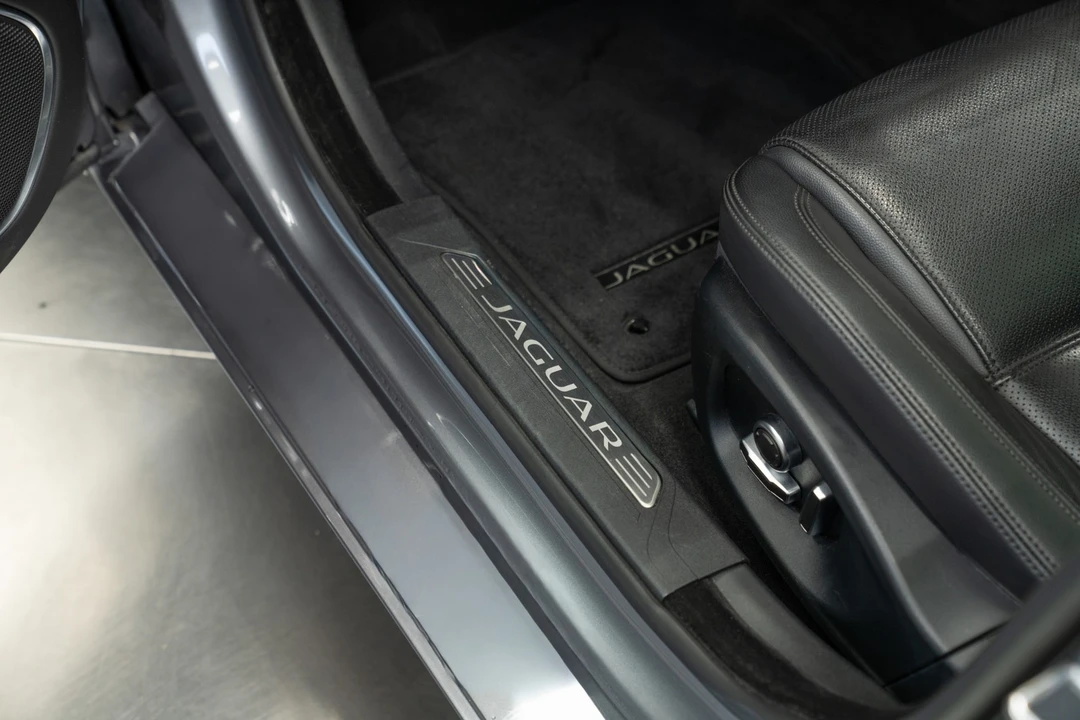2020 Jaguar XE - Image 19 of 21