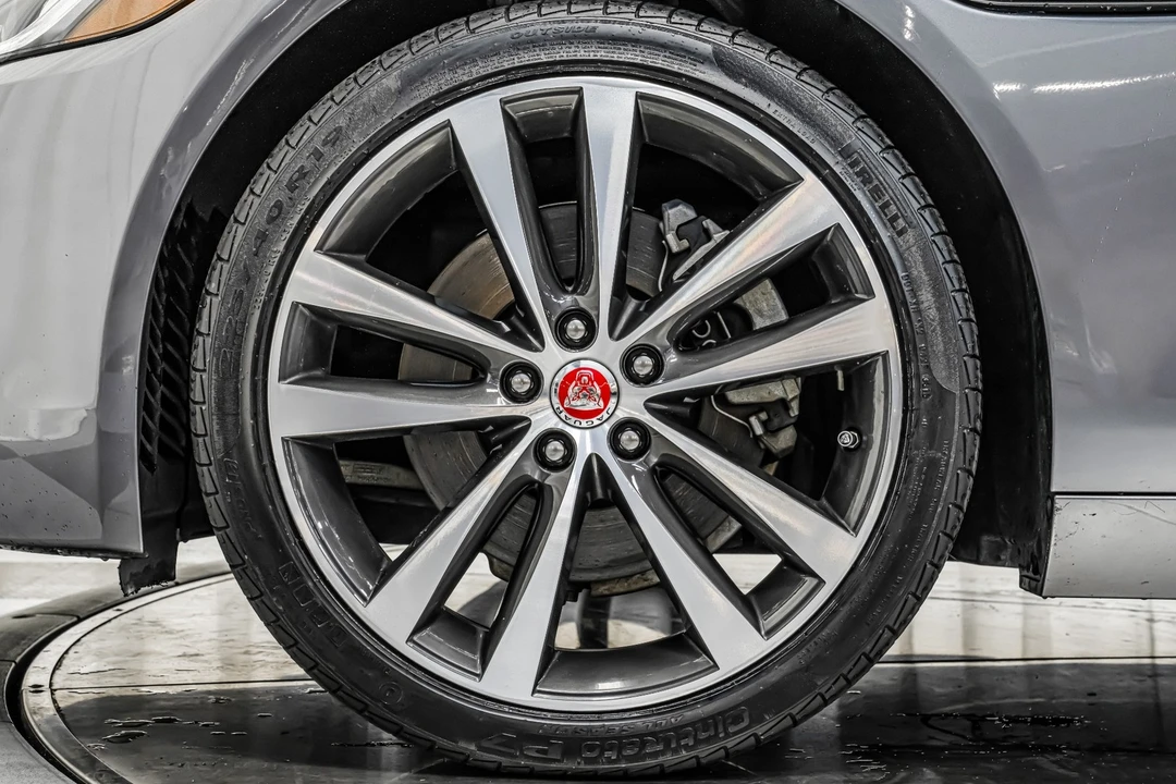 2020 Jaguar XE - Image 10 of 21