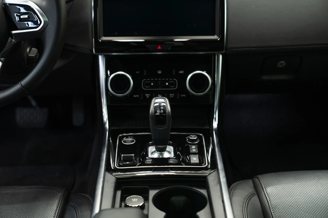 2020 Jaguar XE - Image 21 of 21