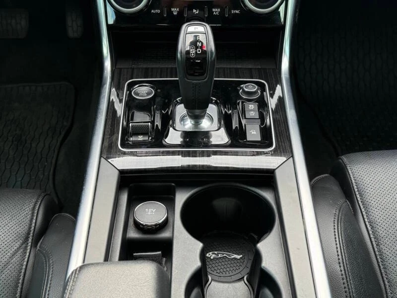 2020 Jaguar XE - Image 17 of 20
