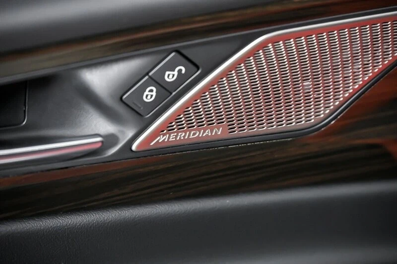 2020 Jaguar XE - Image 18 of 21