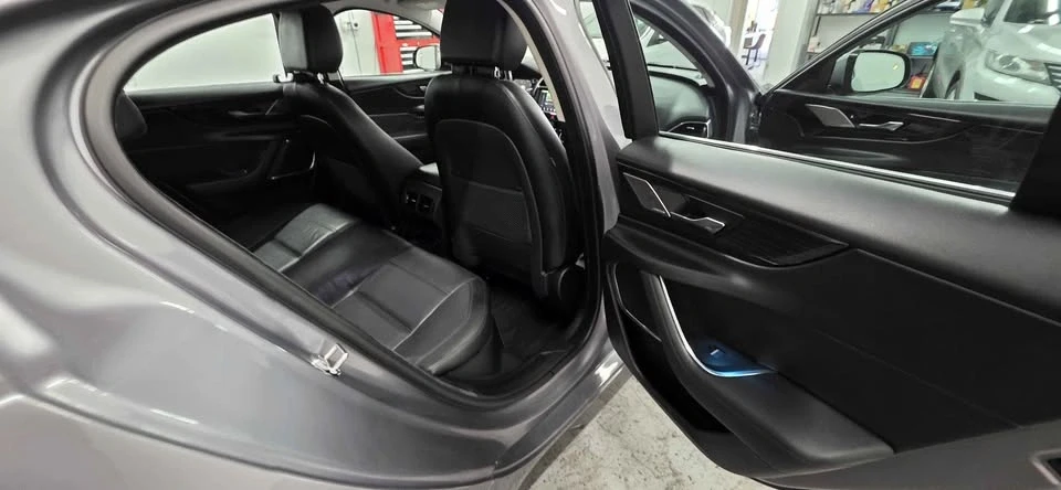2020 Jaguar XE - Image 14 of 19