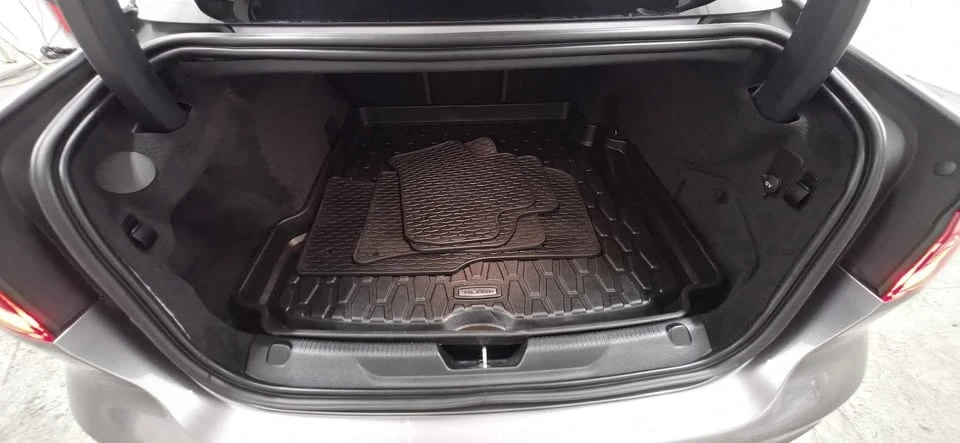 2020 Jaguar XE - Image 18 of 19