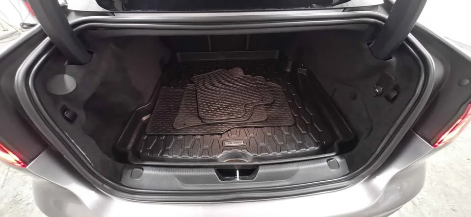 2020 Jaguar XE - Image 18 of 19