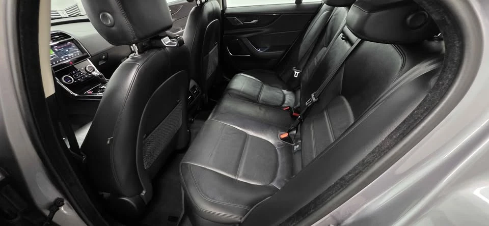 2020 Jaguar XE - Image 16 of 19