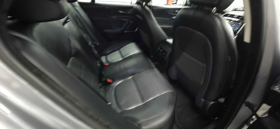 2020 Jaguar XE - Image 14 of 17