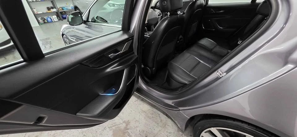 2020 Jaguar XE - Image 15 of 17