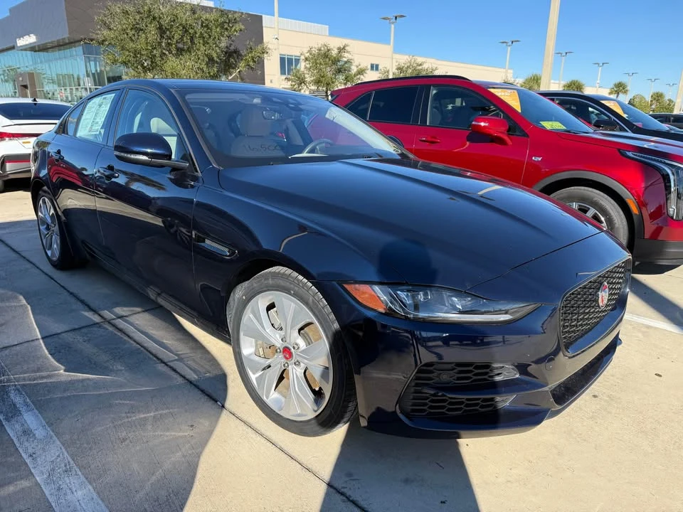2020 Jaguar XE - Image 4 of 7