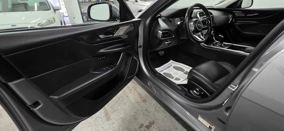 2020 Jaguar XE - Image 9 of 17