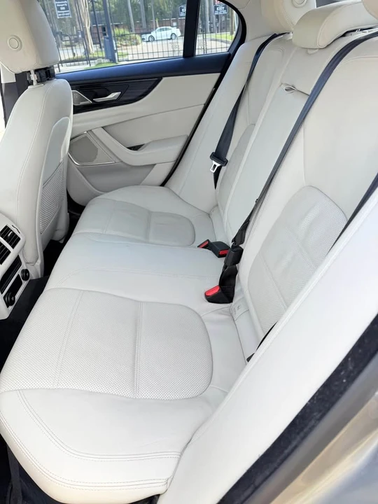 2020 Jaguar XE - Image 11 of 17