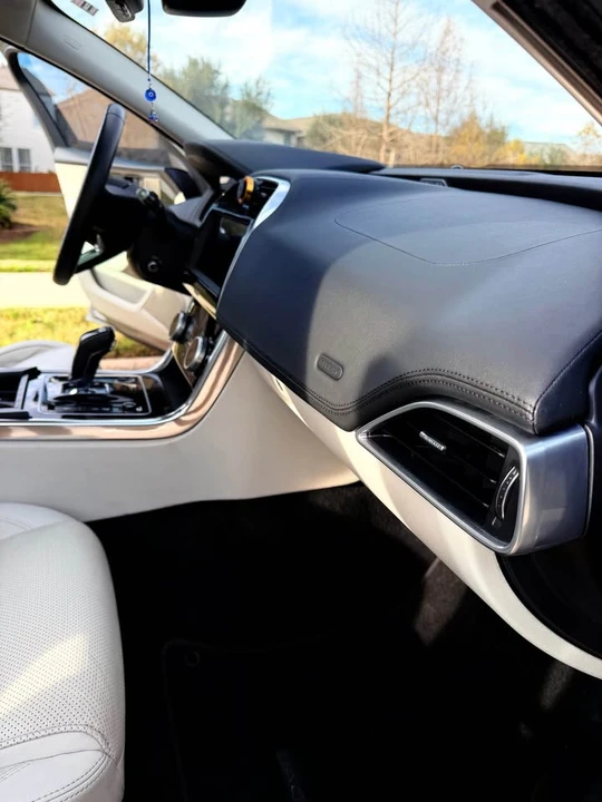 2020 Jaguar XE - Image 15 of 17