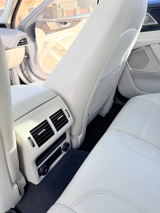 2020 Jaguar XE - Image 10 of 17