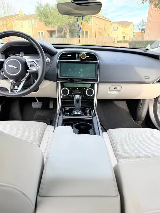 2020 Jaguar XE - Image 9 of 17
