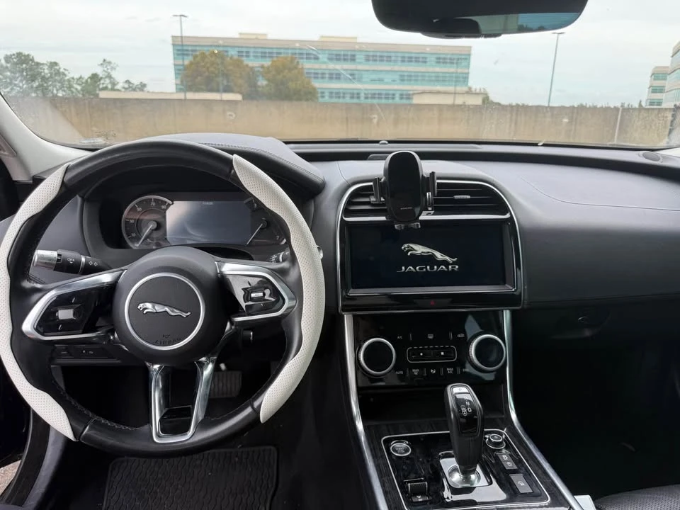 2020 Jaguar XE - Image 9 of 9