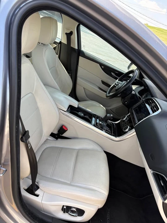 2020 Jaguar XE - Image 9 of 10