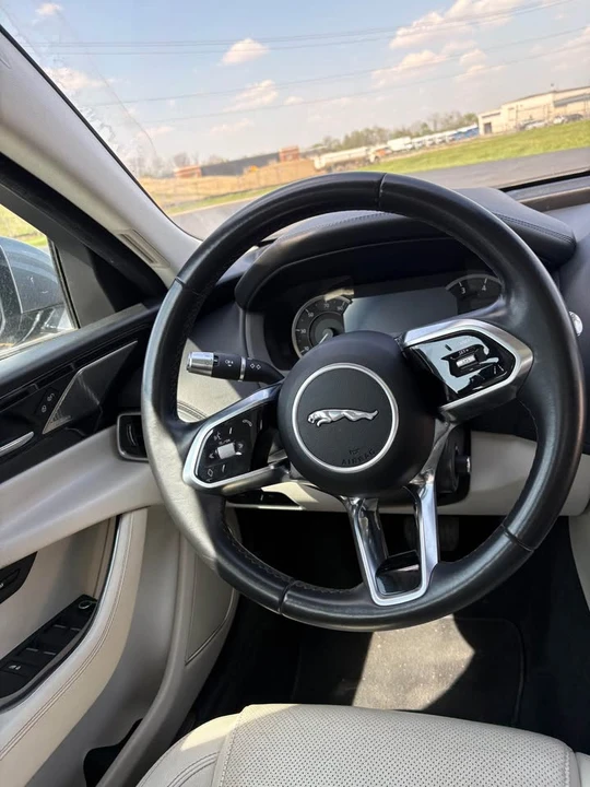 2020 Jaguar XE - Image 7 of 10