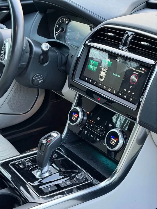 2020 Jaguar XE - Image 15 of 17