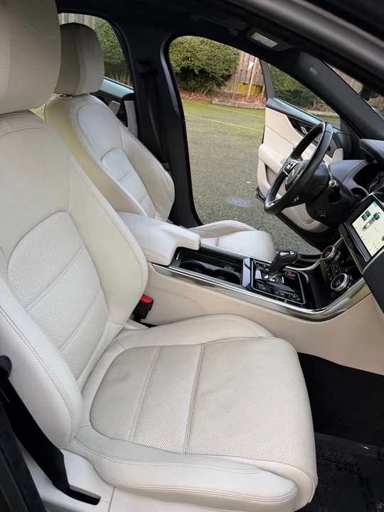 2020 Jaguar XE - Image 10 of 17