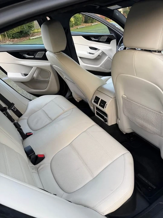 2020 Jaguar XE - Image 14 of 17