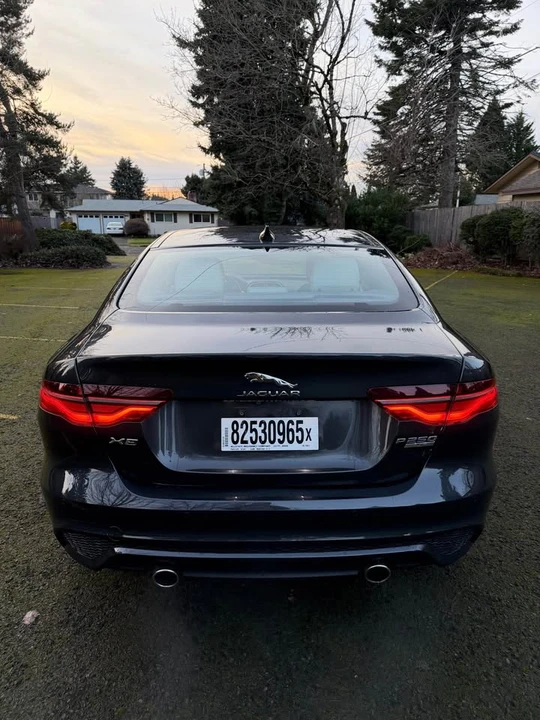 2020 Jaguar XE - Image 9 of 19