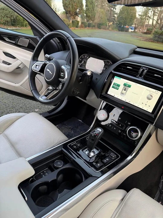 2020 Jaguar XE - Image 11 of 18