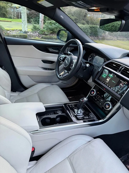 2020 Jaguar XE - Image 15 of 18