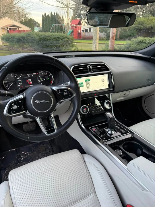 2020 Jaguar XE - Image 19 of 19