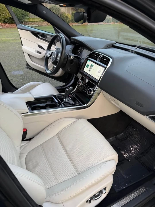 2020 Jaguar XE - Image 16 of 19