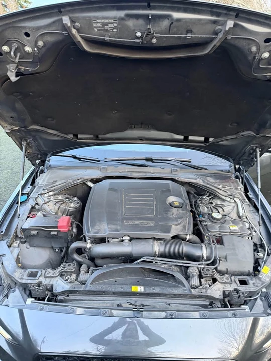2020 Jaguar XE - Image 17 of 18